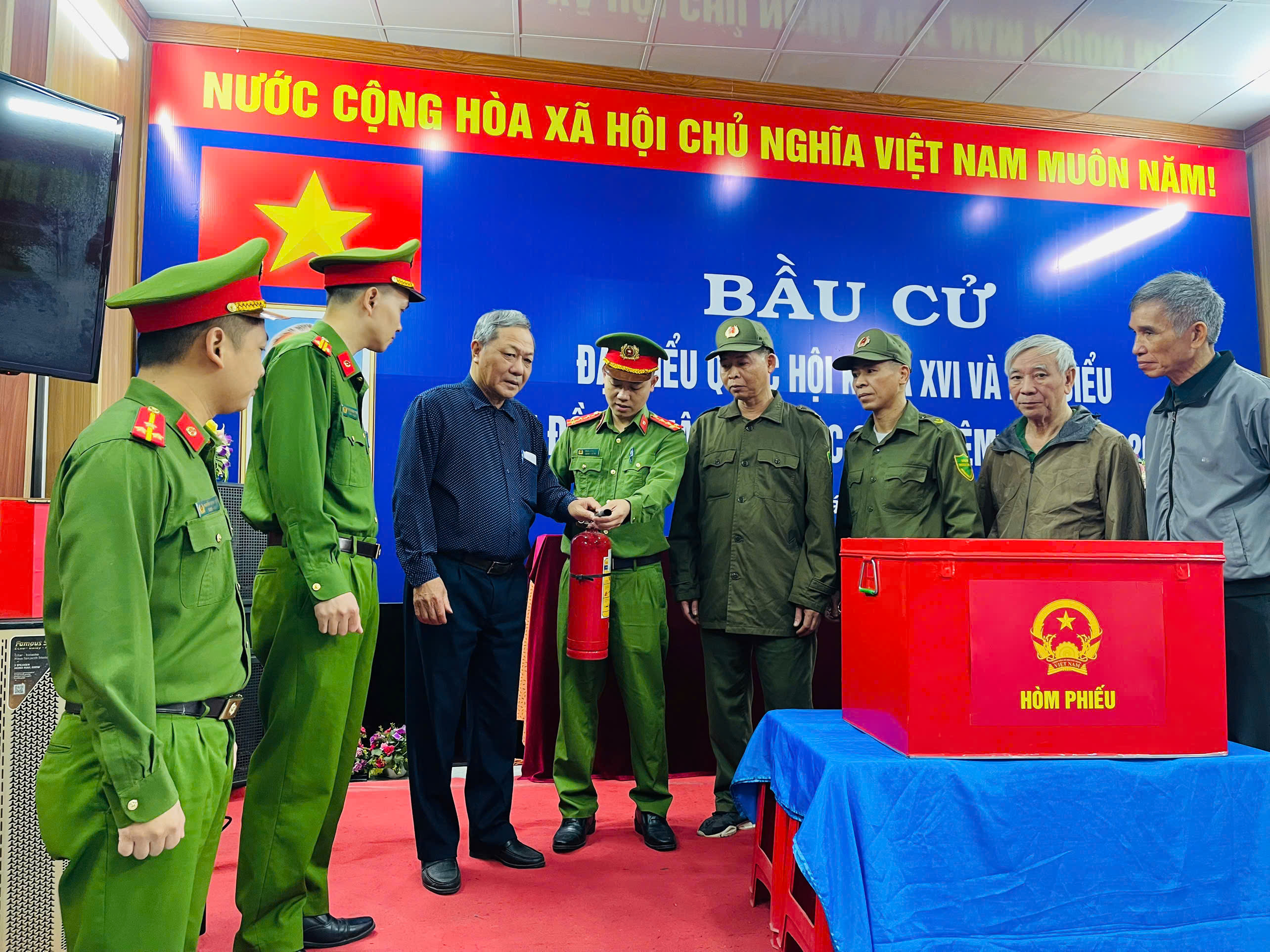 Công an phường Hải Dương tuyên truyền PCCC và CNCH tại các khu vực bầu cử